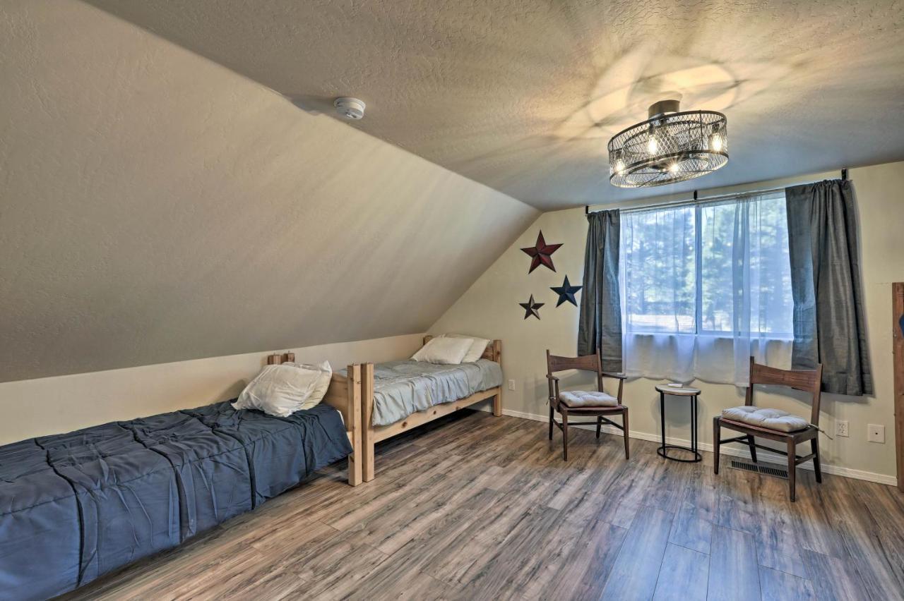 Family-Friendly Forested Home With Snow Play Area! 깃대 외부 사진